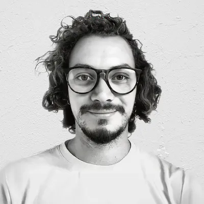 Portrait d'Alexis, illustrateur, motion & webdesigner