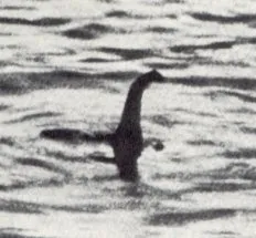 Silhouette d'une créature au long cou émergeant des eaux sombres du Loch Ness, photographie en noir et blanc